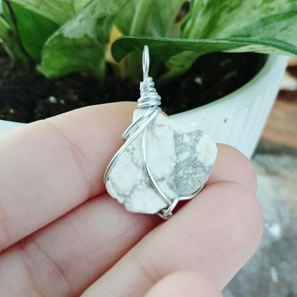 Howlite Gemstone Crystal Pendant Wire Wrapped 1" - Picture 4 of 4